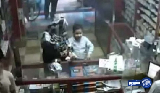 بالفيديو: أم وابنها ينصبان على صيدلي امام عدسة الكاميرا