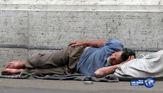 يتشرّد نهاراً وفي الليل يصطاد بوسامته الجميلات