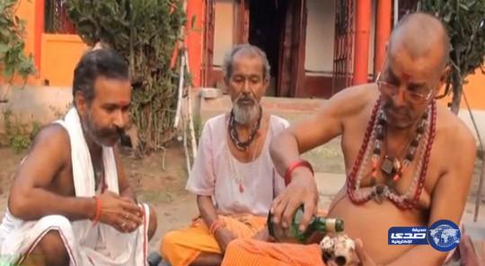 بالفيديو.. قبيلة هندية تأكل الجثث البشرية