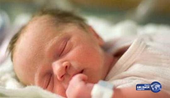 عائلة تنجب أول طفلة منذ أكثر من 100 عام