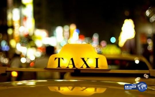 سائق سيارة أجرة يضرب زبوناً بمطرقة!