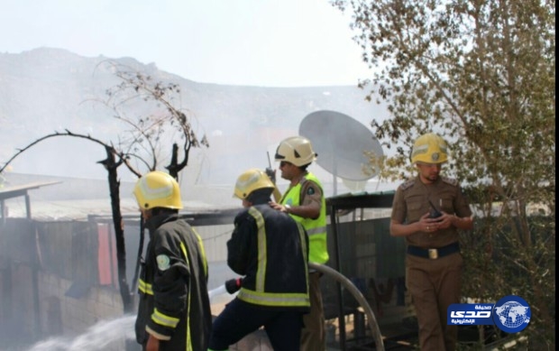 (صور) إشتعال النار داخل أرض مسورة بحي الحسينية بالعاصمة المقدسة‎