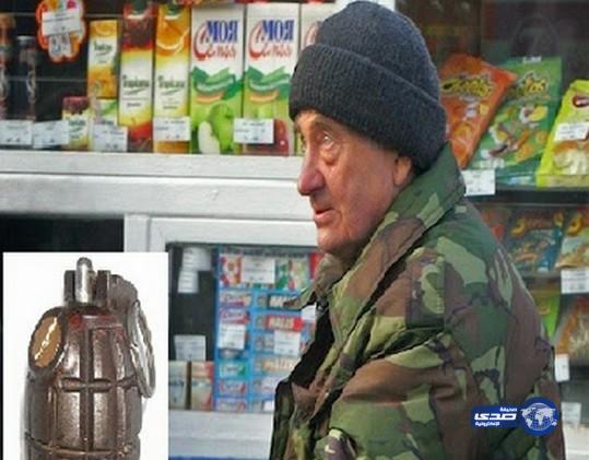 بعدما أزعجوه بالضوضاء.. مُسِنّ يفجر قنبلة يدوية في 4 شباب