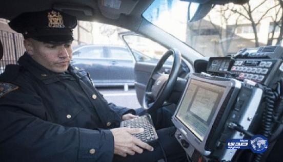 امرأة تأكل مقعد سيارة شرطة أثناء اعتقالها