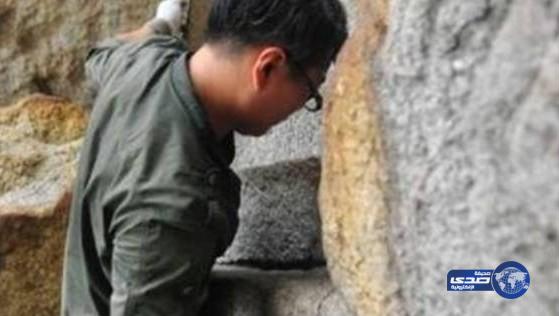 شاب فقد ساقيه يتسلق جبلاً باستخدام يديه