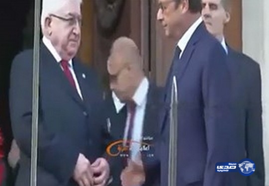 بالفيديو: الرئيس العراقي يتعرض لموقف محرج من نظيره الفرنسي