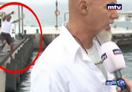 بالفيديو.. شاب حاول التقاط صورة فسقط في البحر