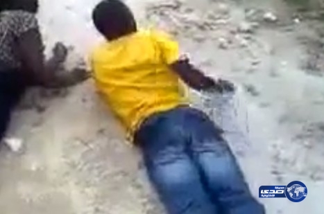 فيديو.. جلد شاب وفتاة لممارستهما الجنس بمكان عام