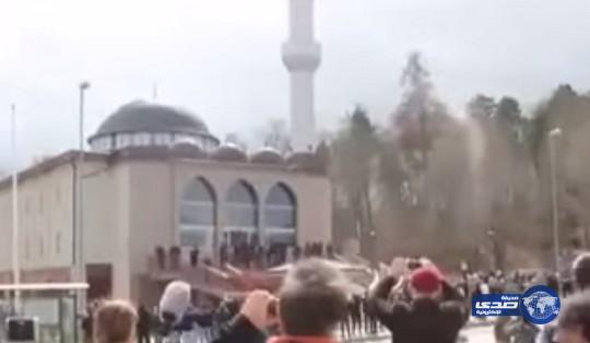 انطلاق الأذان عند كل صلاة من مسجد خالي أغلقته السلطات البريطانية!