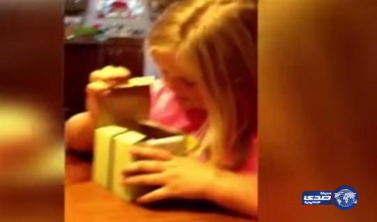 بالفيديو: طفلة تصاب بحالة هستيرية لأنها ستصبح الأخت الكبرى