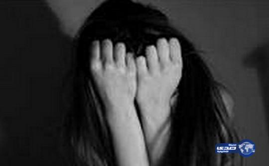 أم تجبر ابنتها على النوم مع 1800 رجل !!