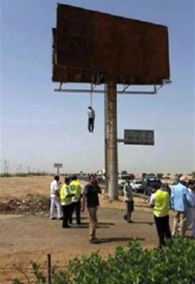 سائق يشنق نفسه على احدى لوحات الدعايه بمصر‎