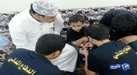 الدفاع المدني يهرع لاستخراج خاتم من إصبع طفل في بيش