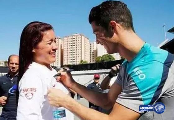 “كريستيانو رونالدو” يكتب على صدر معجبة مغربية عبارة “مساء الخير للمغرب “