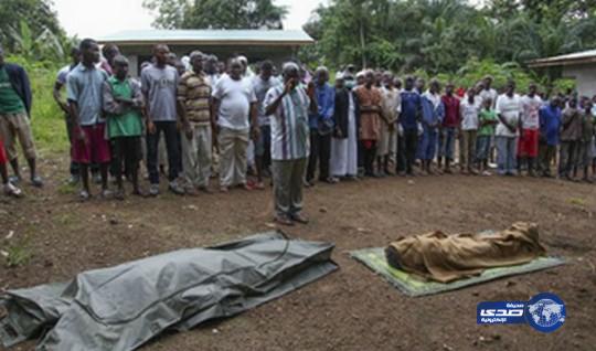 نهوض امرأتين متوفيتين أثناء تشييع جنازتيهما في ليبيريا