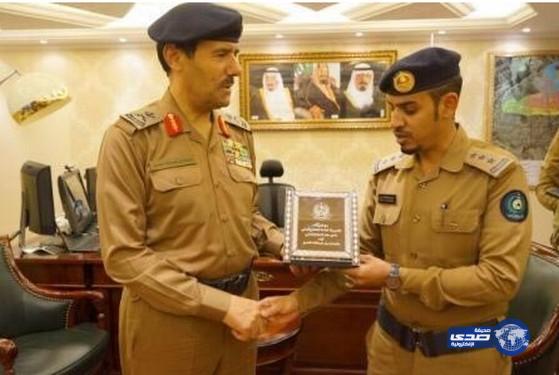 الدفاع المدني يكرّم 4 من أفراده أنقذوا سعودية وحاملاً بالحرم