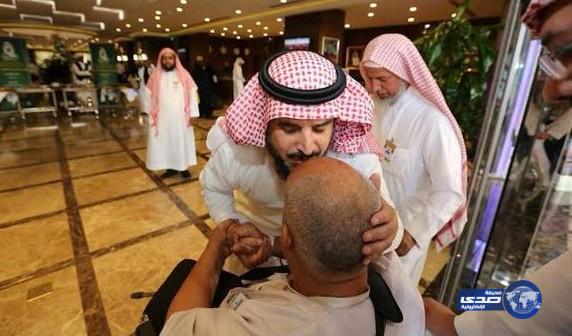مواطن سعودي يقبل رأس والد شهيد فلسطيني خلال وصوله إلى المدينة بعد أن أتم مناسك الحج
