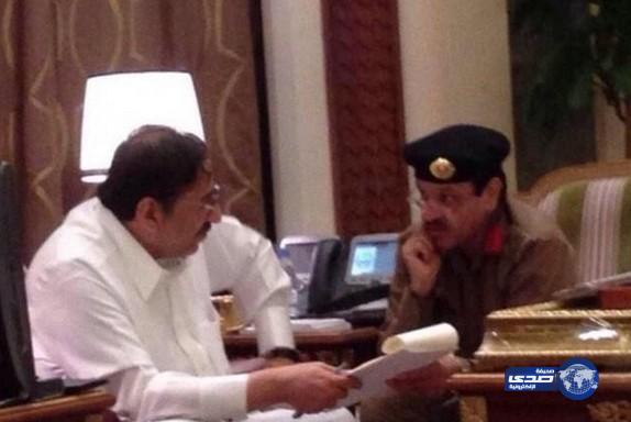 وزيرالداخلية الأمير محمد بن نايف وهو منهمكاً في متابعة عمله برفقة أحد رجال الأمن