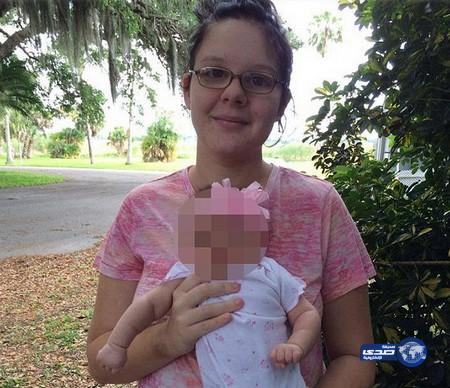 أم تصور محاولتها لخنق طفلتها .. لتبحث عن شهرة إعلامية