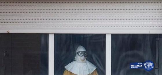 عامل الرعاية الصحية الأمريكي الذي أصيب بفيروس إيبولا كان يرتدي ملابس واقية