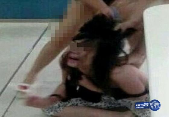 سيدة تعري عشيقة زوجها في الشارع