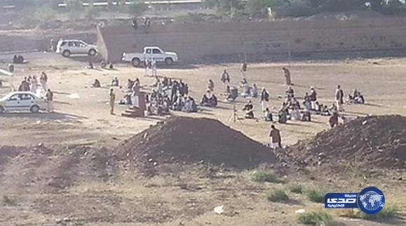 الحوثي يثير سخط المصلين بصلاة العيد  بعد فرضه لشعاراته في واجهة القبلة