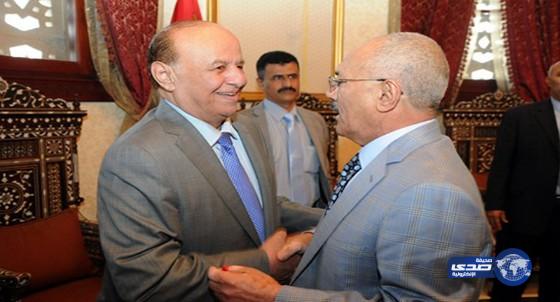 حزب صالح ينفي نهب الحوثيين لمؤسسات اليمن ويحمِّل المسؤولية لـ”الأحمر”