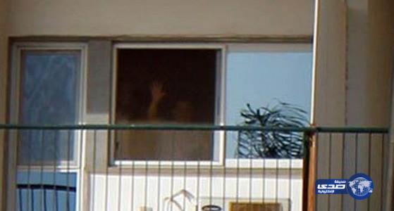 حسني مبارك يُحيي أنصاره من نافذة مستشفى المعادي