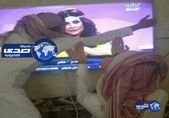 شاب يُقبِّل أمل العوضي على شاشة التلفاز