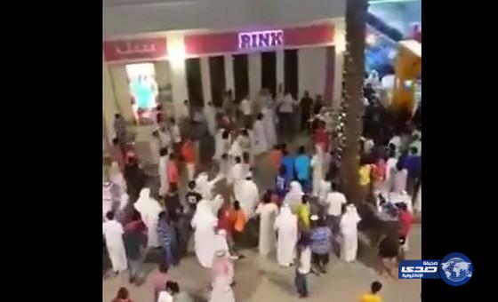 بالفيديو .. مشاجرة بين سعوديون وكويتيين في مجمع تجاري بالكويت