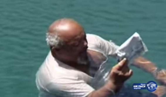 بالفيديو.. رجل يكسر قانون الغرق ويجلس على الماء