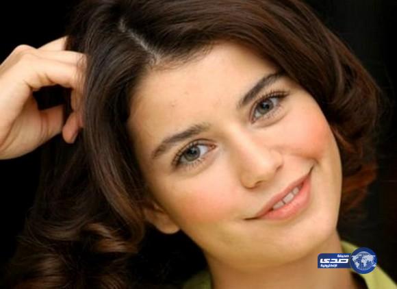 بيرين سات الشهيرة بـ”سمر” صاحبة أجمل ابتسامة في تركيا