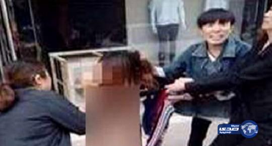 تعرية فتاة وضربها في الشارع على يد 4 نساء بسبب ” الخيانة ” !