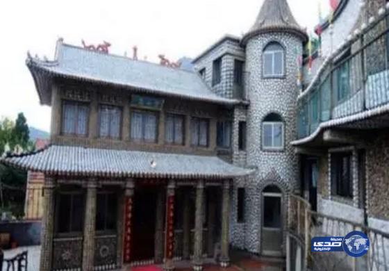 بالصور:صيني يمضي عامين ليغطي منزله بالأصداف