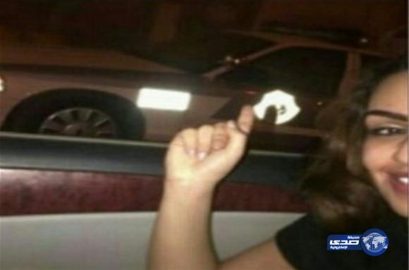 فتاة تجرب تتصور “سلفي” بجوار دورية شرطة‎