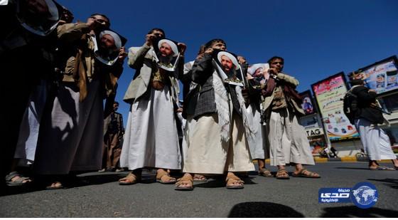 حوثيون يطالبون بالإفراج عن نمر النمر أمام السفارة السعودية