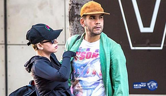 قبلة من سكارليت جوهانسون لخطيبها في شوارع نيويورك!