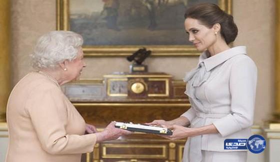 ملكة إنجلترا تكرم أنجيلينا بلقب “السيدة الفخرية”