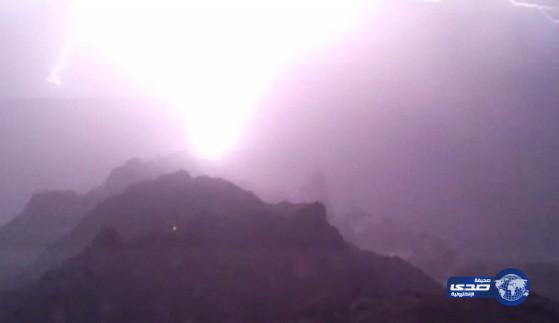 بالفيديو برق يلمع على هيئة بركان بالباحة