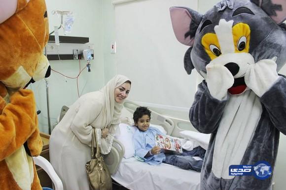 سفراء التطوع يعايدون الأطفال المرضى بمستشفات جدة (صور)