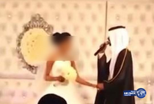 بالفيديو:عريس خليجي يغني لعروسته في ليلة زواجه ويثير “العزّاب”
