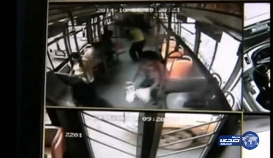 بالفيديو..انفجار هاتف يثير رعب حافلة بأكملها