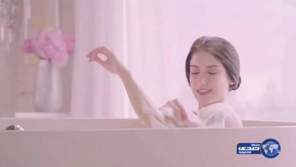 التركية هازال كايا “فريحة ” في مسلسل ” العشق الممنوع” تسهدف “العرب” باعلان من داخل حوض الإستحمام