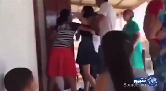 بالفيديو.. خطف عروس وإكراهها على الزواج وسط بكائها