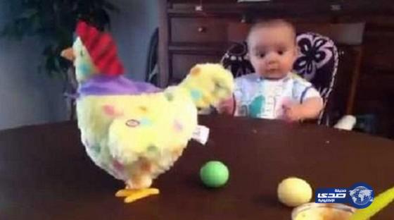 ردة فعل رضيع لحظة وضع دجاجة بيضها”فيديو”