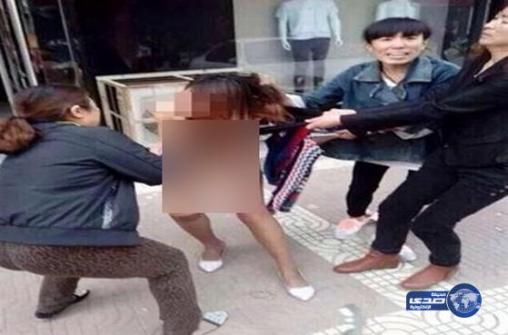 ضرب فتاة وتعريتها في الشارع بتهمة الخيانة