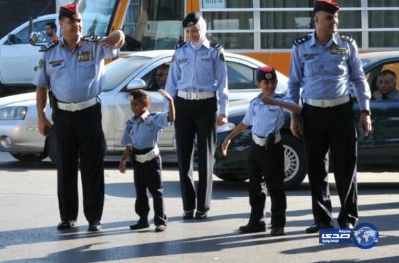 بالصور : طفل أردني بزي شرطة المرور يحرر مخالفة لوالده‎
