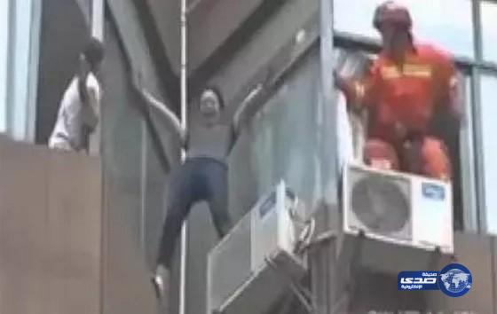 بالفيديو : عملية تحبس الانفاس لانقاذ فتاة حاولت الانتحار