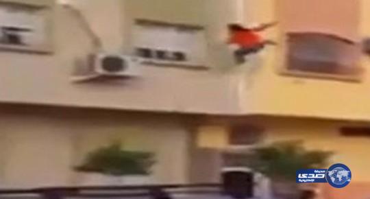 بالفيديو.. لحظات مروعة لانتحار فتاة مغربية بالقفز من اعلى &#8220;عمارة&#8221;