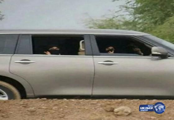 فتاة تقود السيارة بصبحة صديقاتها‎ ويرفعن أصابعهن بإشارة (حبتين)